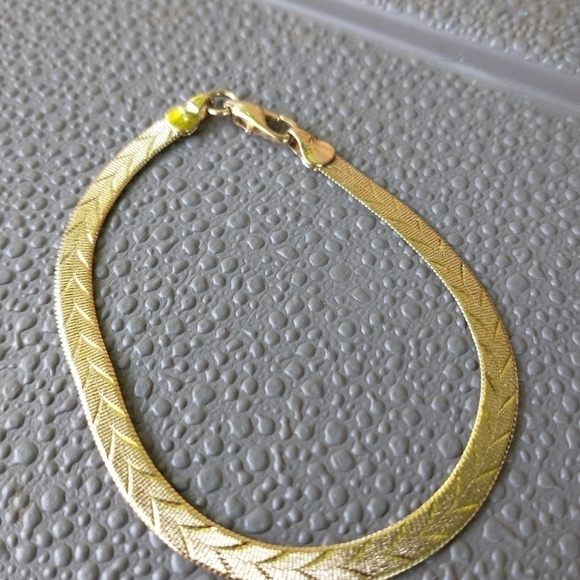 Women's reversible gold tone bracelet. - Picture 5 of 6